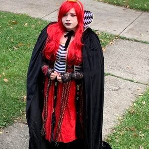 Spirit adult queen of hearts costume with crown